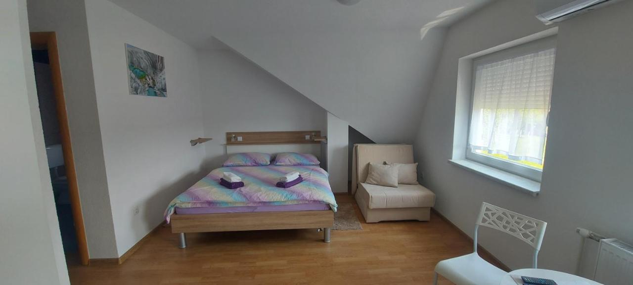Guesthouse Miha Rakovica Exteriör bild