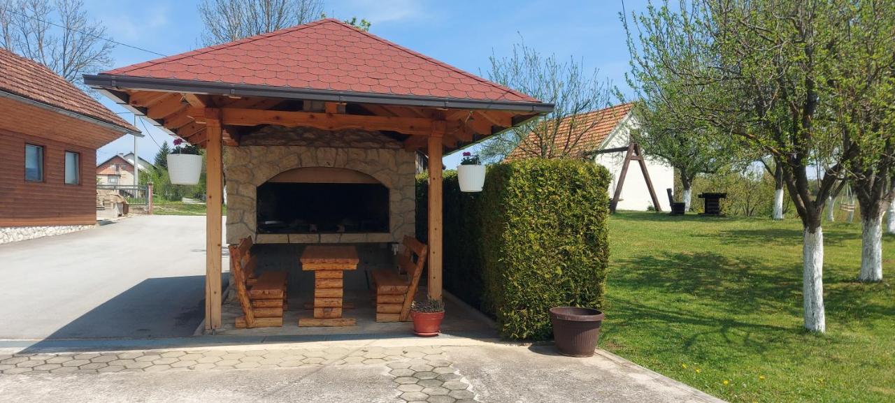 Guesthouse Miha Rakovica Exteriör bild
