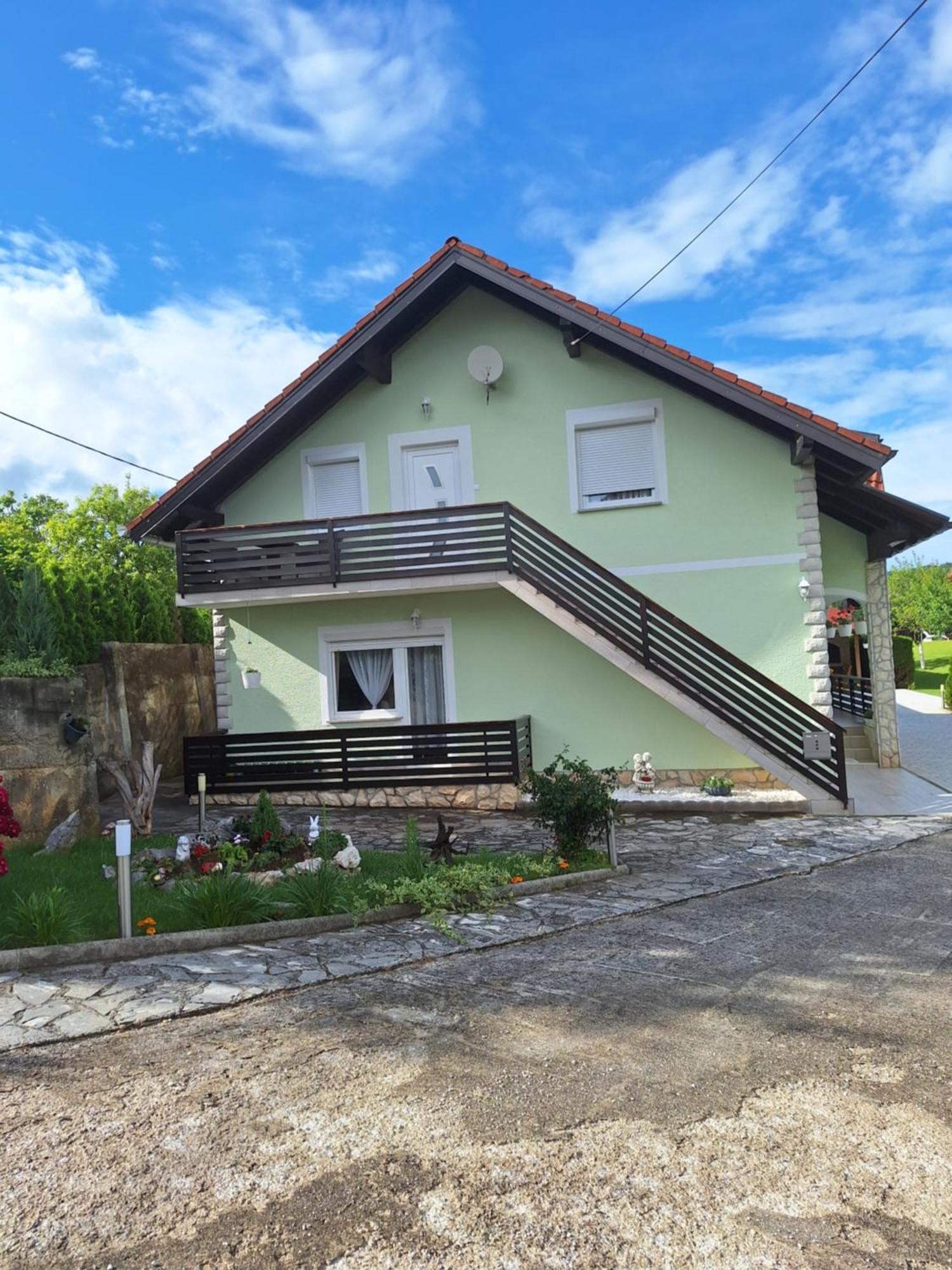 Guesthouse Miha Rakovica Exteriör bild