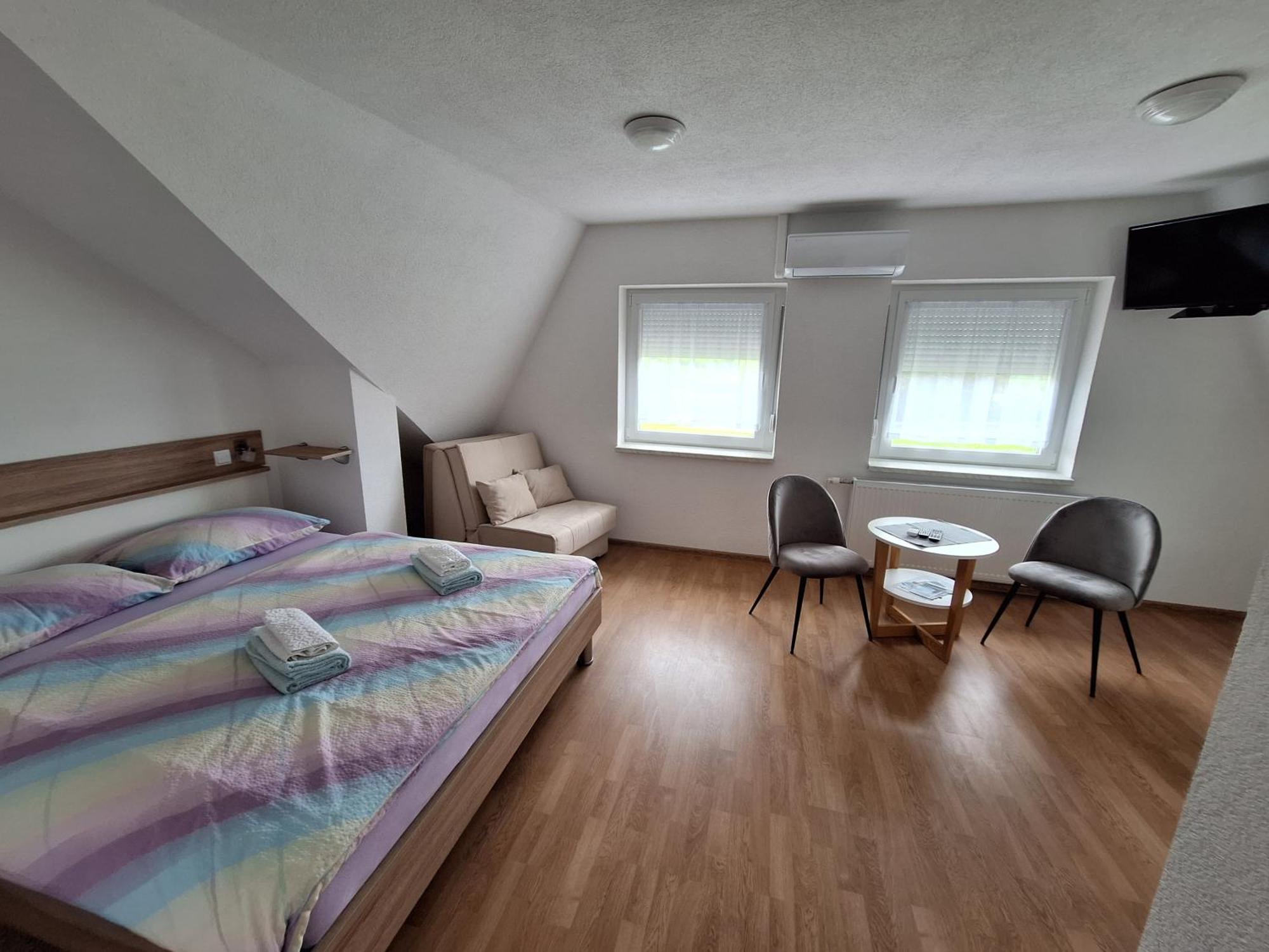 Guesthouse Miha Rakovica Exteriör bild