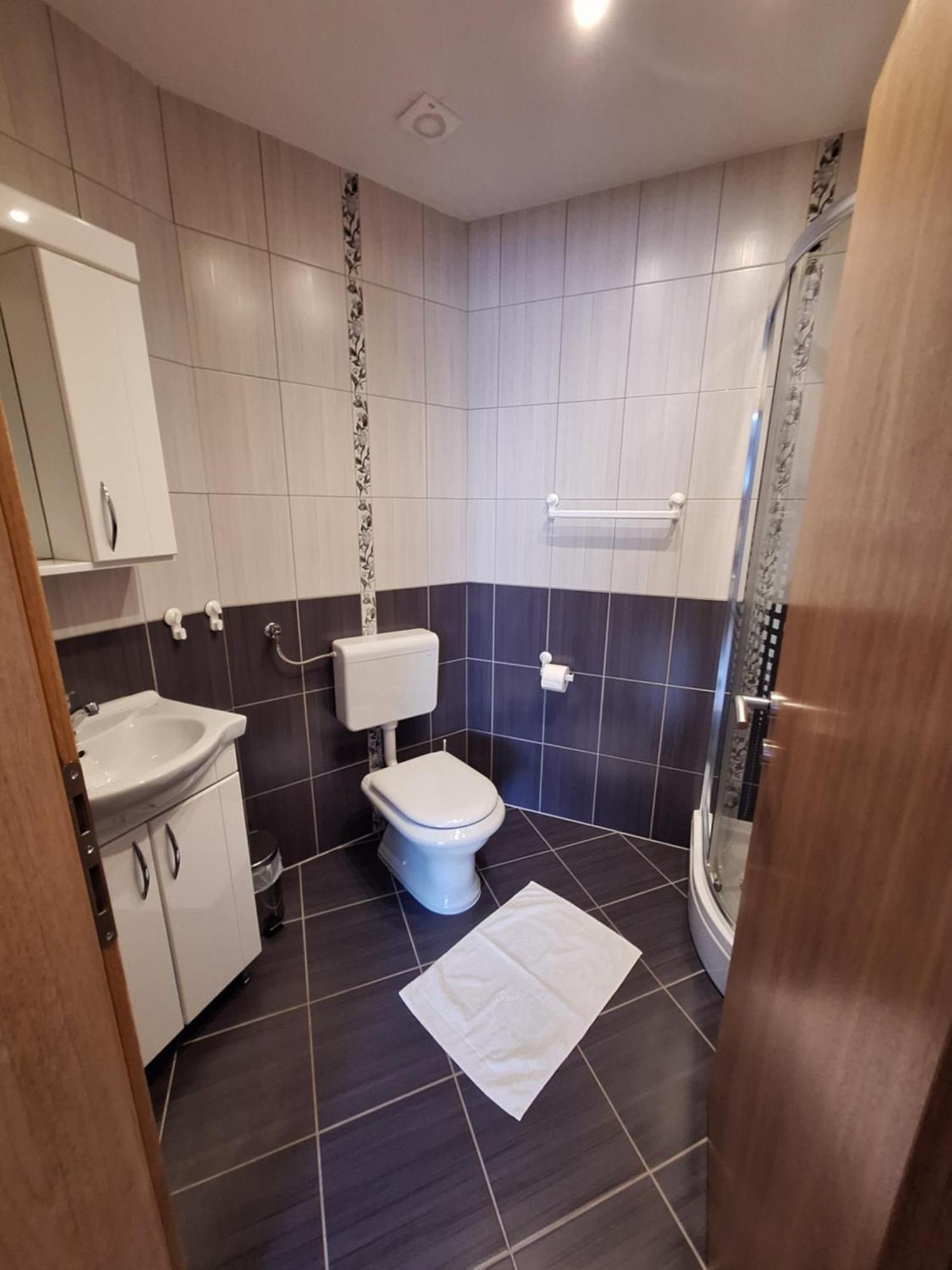 Guesthouse Miha Rakovica Exteriör bild