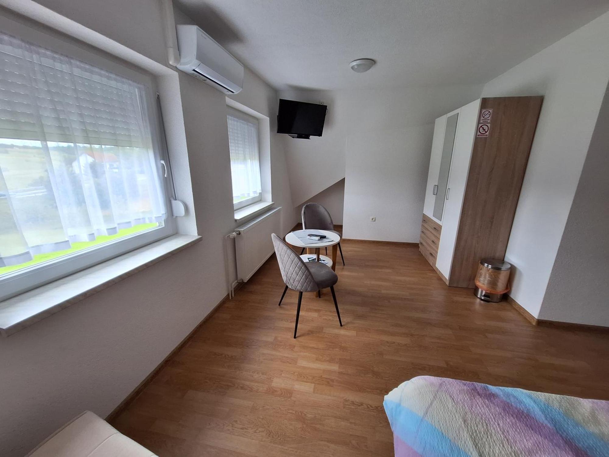 Guesthouse Miha Rakovica Exteriör bild