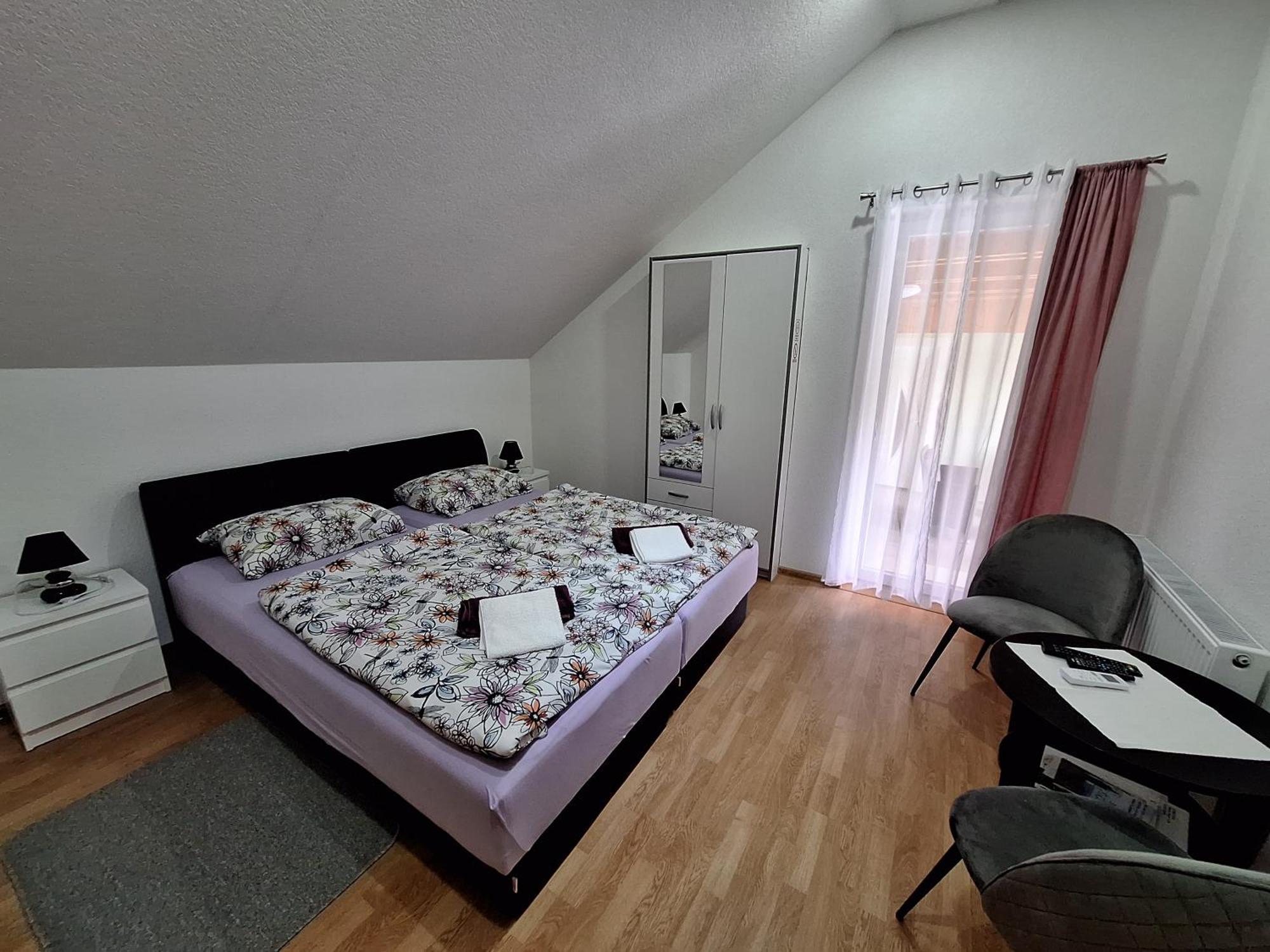 Guesthouse Miha Rakovica Exteriör bild