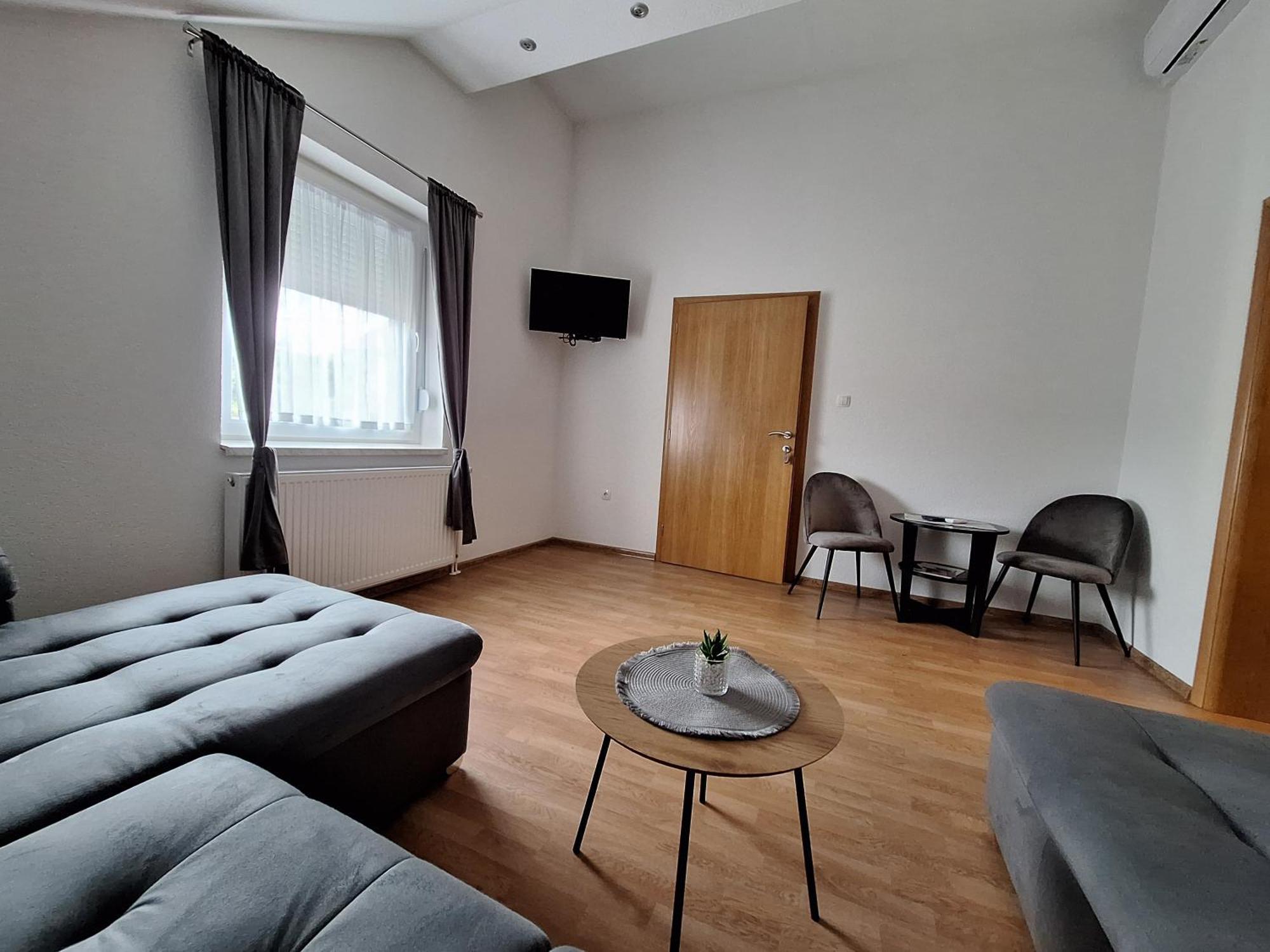 Guesthouse Miha Rakovica Exteriör bild