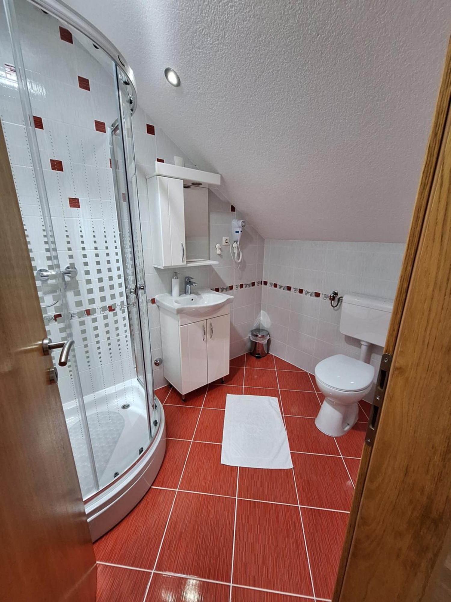 Guesthouse Miha Rakovica Exteriör bild