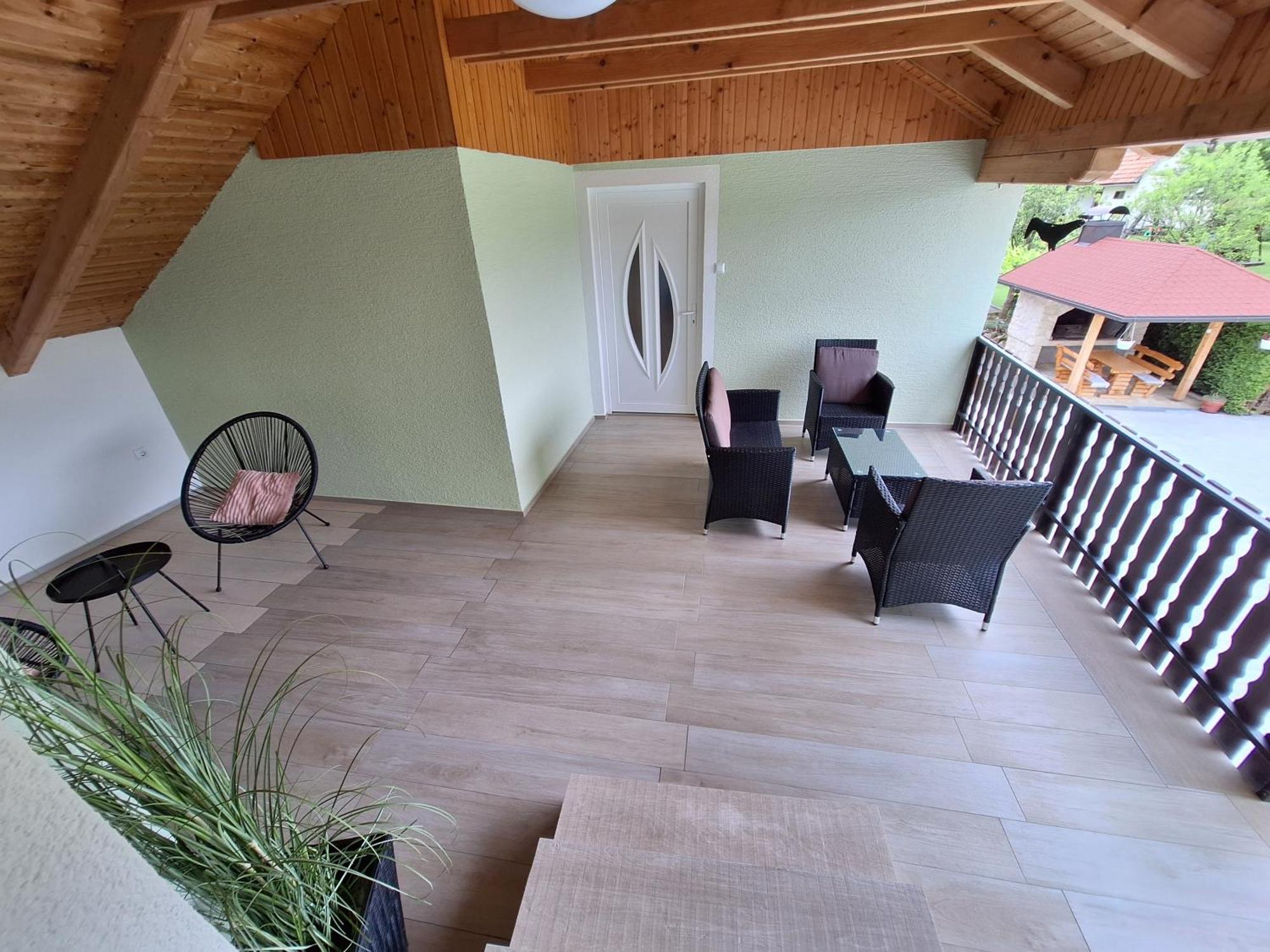 Guesthouse Miha Rakovica Exteriör bild