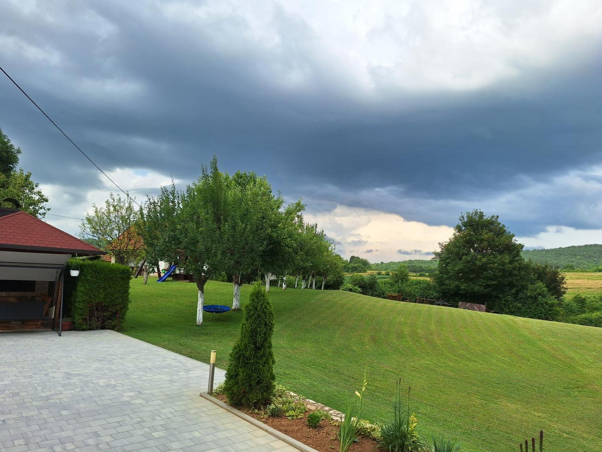Guesthouse Miha Rakovica Exteriör bild