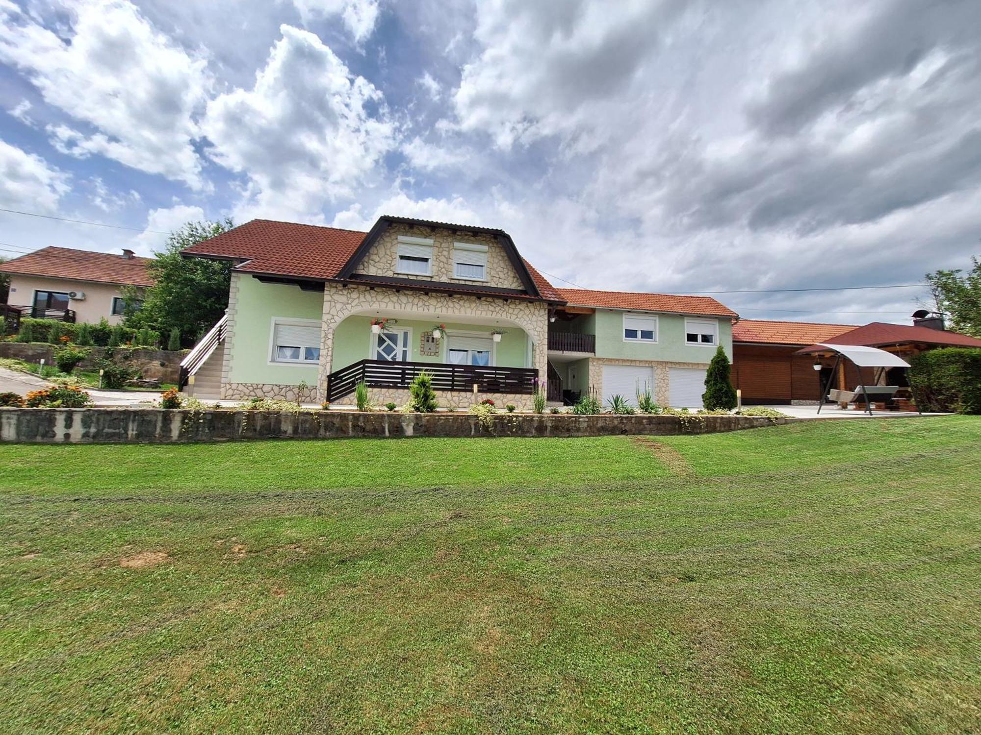 Guesthouse Miha Rakovica Exteriör bild