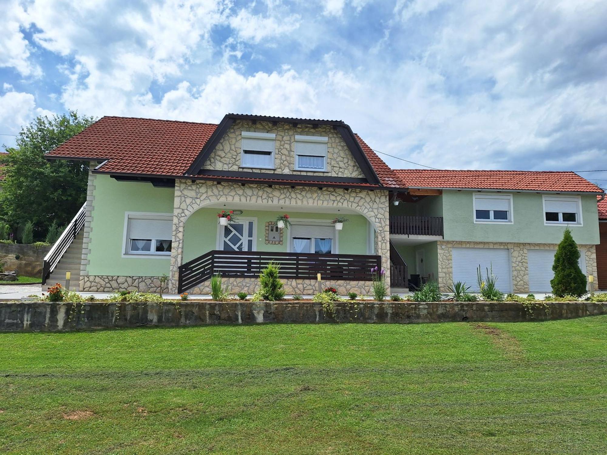 Guesthouse Miha Rakovica Exteriör bild