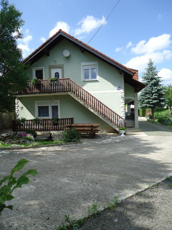 Guesthouse Miha Rakovica Exteriör bild